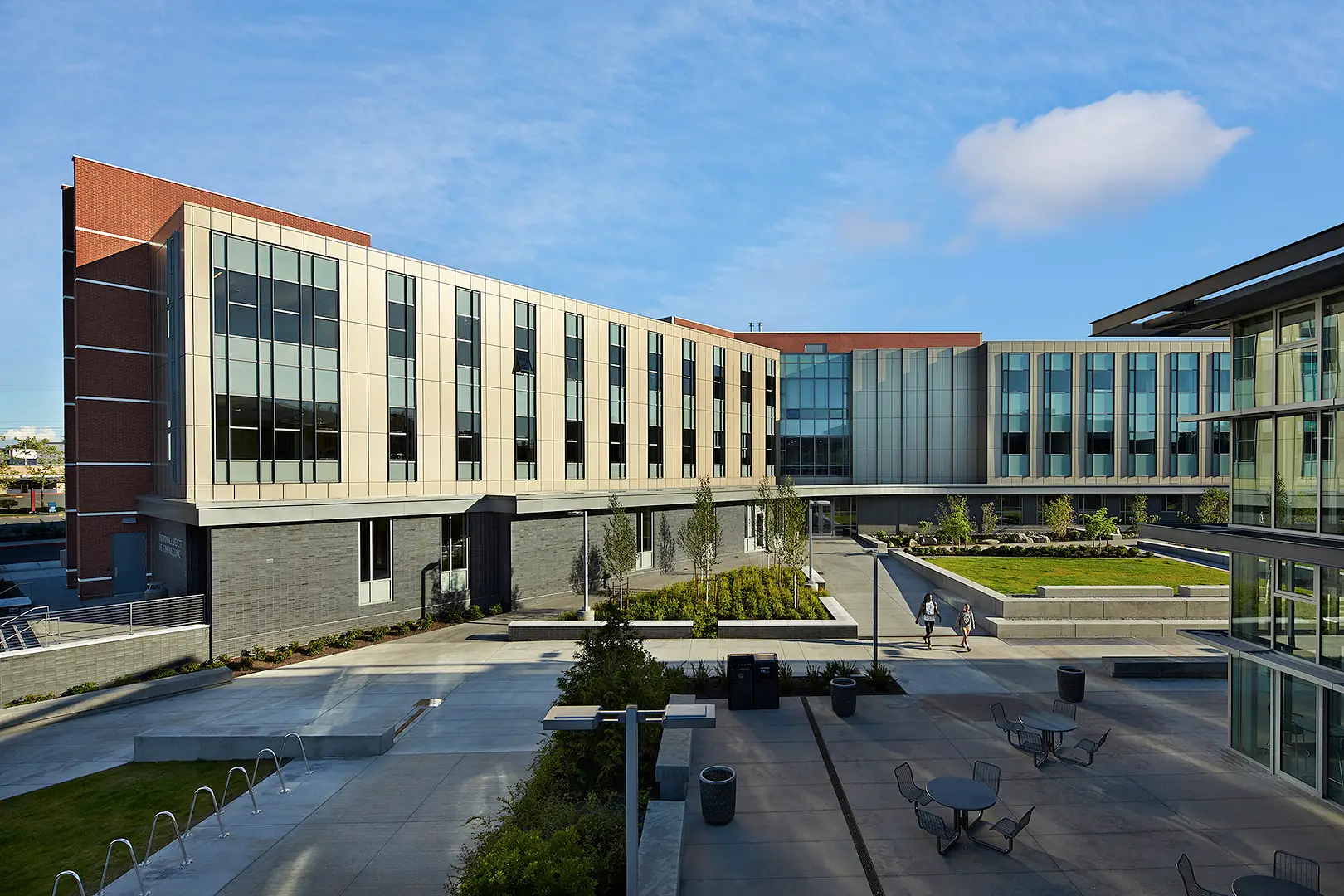 EvCCLibertyHall S091704 01 N69 Building Profile Courtyard Plaza Students