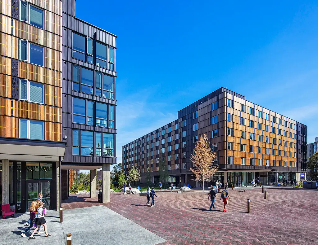 UW N Campus Hsng IVA S142218 01 N31 Town Center Plaza Students Daylight