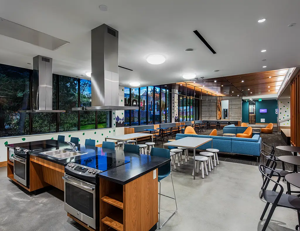 UW N Campus Hsng IVA S142218 01 N39 Lounge Kitchenette Willow