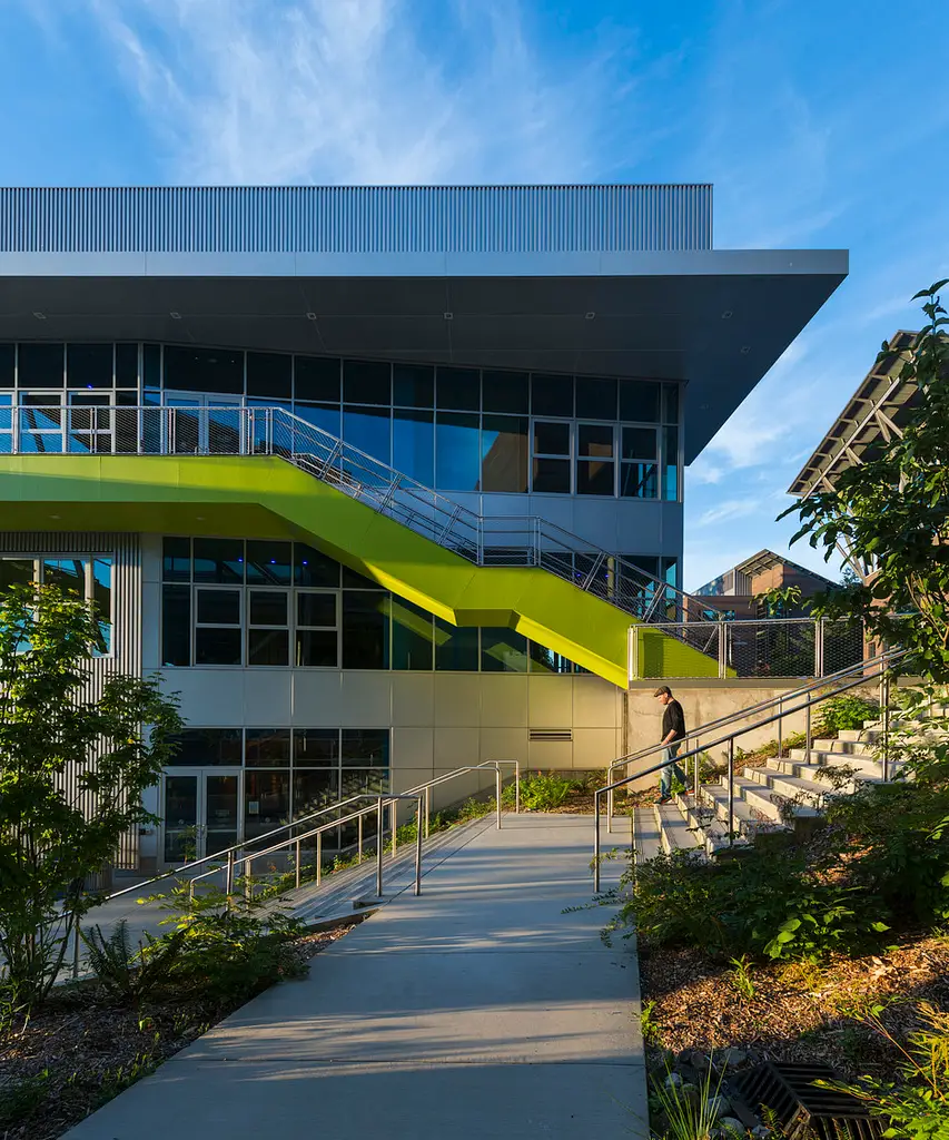 UWB ARC S120091 06 N9 Bldg Profile Bridge Daylight